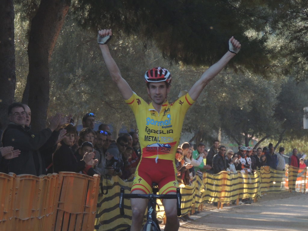 Aitor, el ciclocrossista patrocinado por noVadiet, levanta sus brazos en Valencia