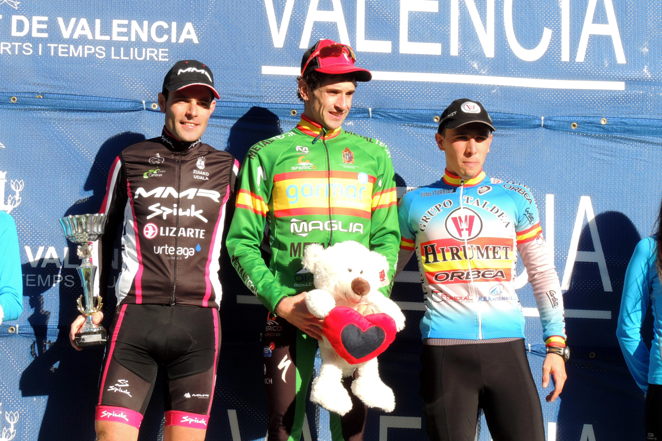 Aitor, el ciclista patrocinado por noVadiet, en el podio de Valencia